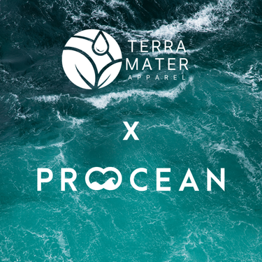 Das Bild zeigt eine Kooperation zwischen Terra Mater Apparel und Pro Ocean. Im oberen Teil befindet sich das Logo von Terra Mater Apparel, bestehend aus einer stilisierten Wasser- und Blattform, über einem wellenförmigen, türkisfarbenen Ozeanhintergrund. Darunter steht "X", was auf die Partnerschaft mit Pro Ocean hinweist. Im unteren Teil ist das Pro Ocean-Logo zu sehen, in dem das Unendlichkeitssymbol integriert ist. Das Bild vermittelt eine Verbindung zwischen nachhaltiger Mode und dem Schutz der Ozeane